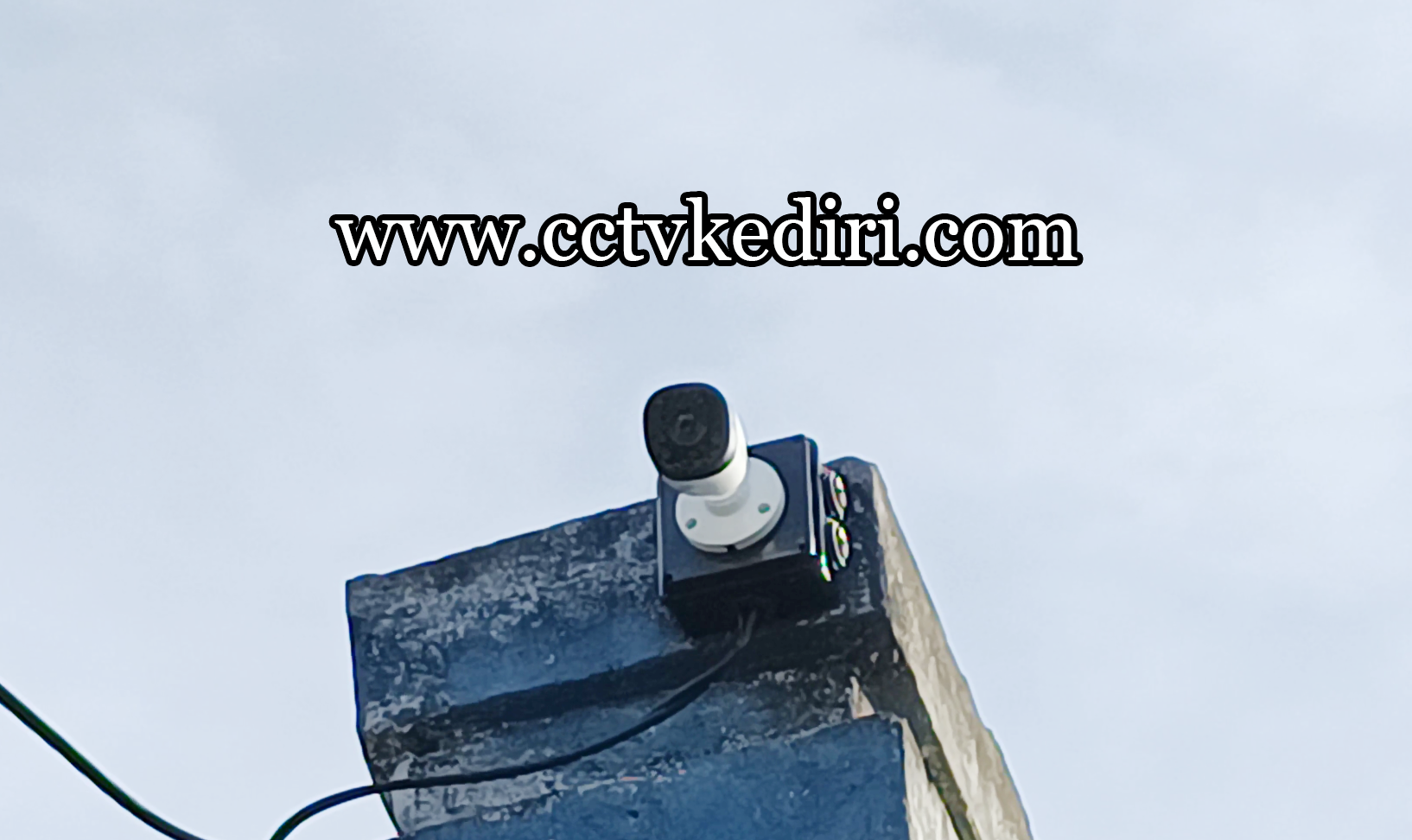 <p>Kamera CCTV sangat bermanfaat untuk anda karena kamera sangat kerap digunakan sebagai media keamanan yang berkelanjutan, kamera dapat menghasilkan rekaman yang akurat dan juga gambar yang cukup jernih dengan begitu anda bisa menggunakan alat canggih ini untuk dijadikan keamanan ditempat yang membutuhkan kemanan didalam rumah ataupun di tempat usaha anda.</p>